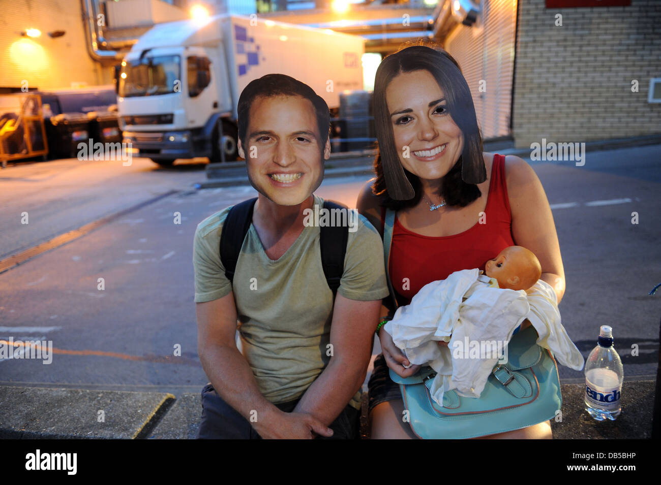 Deux touristes portant des masques du Prince William et la Princesse Kate dans l'attente de nouvelles de la Royal baby en dehors de l'hôpital St Marys Banque D'Images