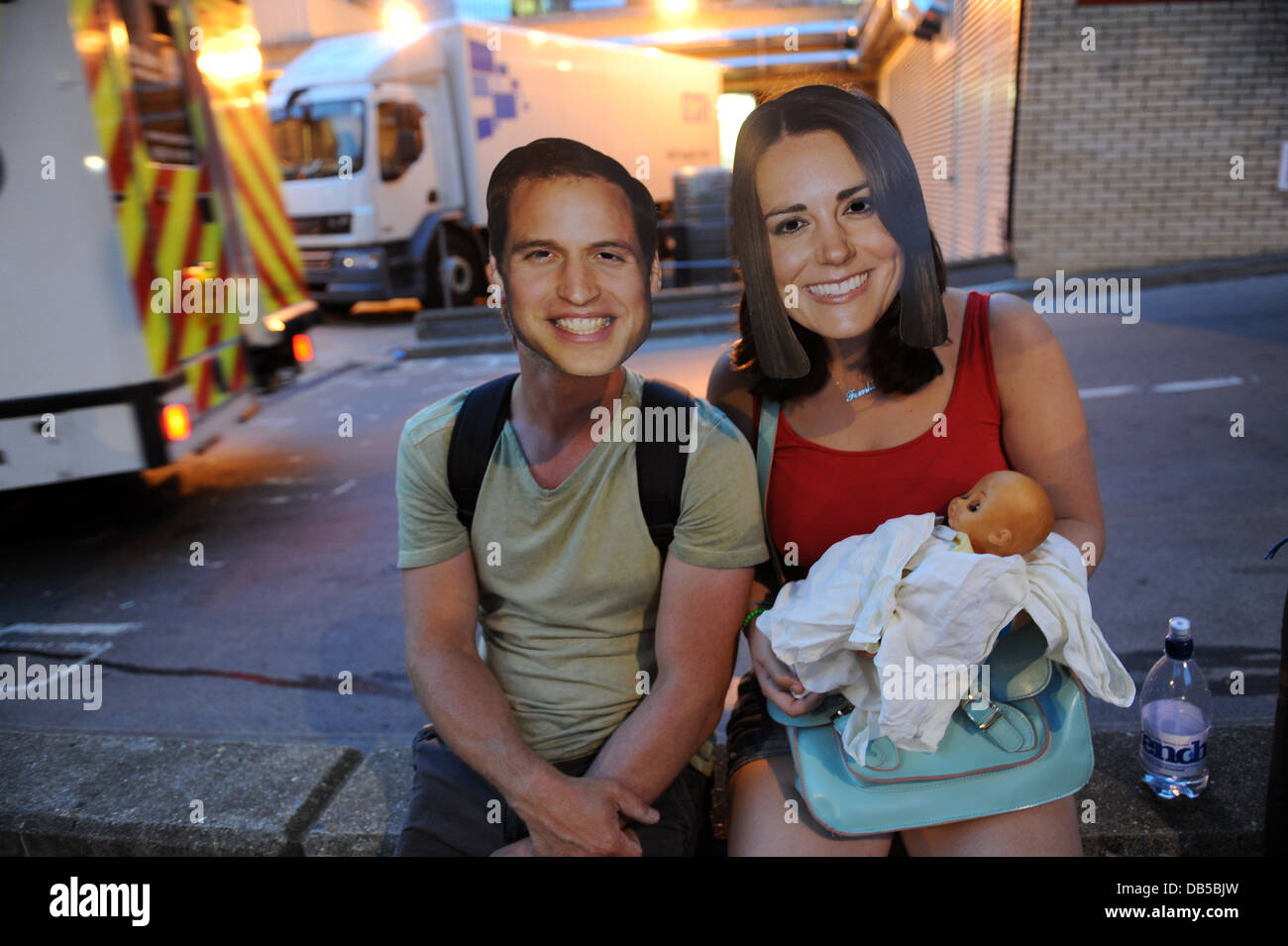Deux touristes portant des masques du Prince William et la Princesse Kate dans l'attente de nouvelles de la Royal baby en dehors de l'hôpital St Marys Banque D'Images
