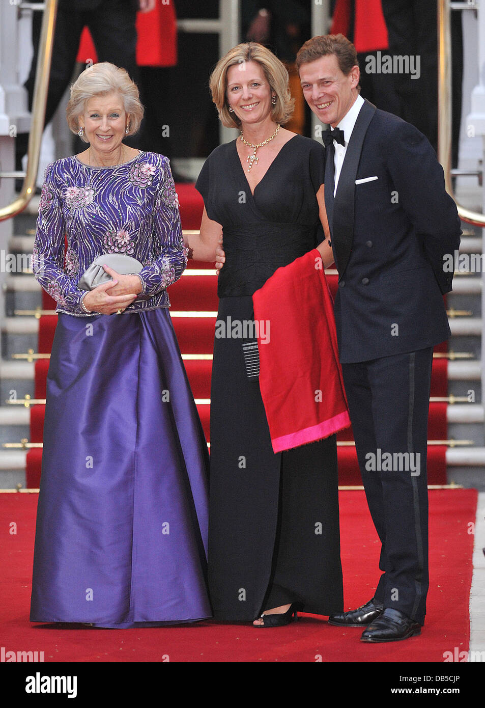 La princesse Alexandra (L), son fils James (R) et fille Julia Ogilvy (C) Mariage Royal - pré-dîner de mariage tenue au Mandarin Oriental Hyde Park - Arrivées. Londres, Angleterre - 28.04.11 Banque D'Images