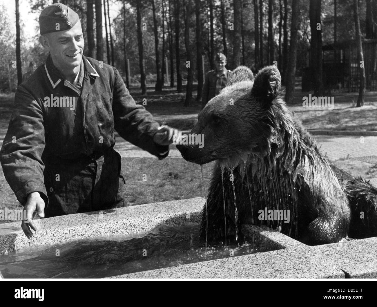 Nazisme / National socialisme, militaire, Wehrmacht, Luftwaffe 1933 - 1945, un soldat de la Luftwaffe avec un ours, droits additionnels-Clearences-non disponible Banque D'Images