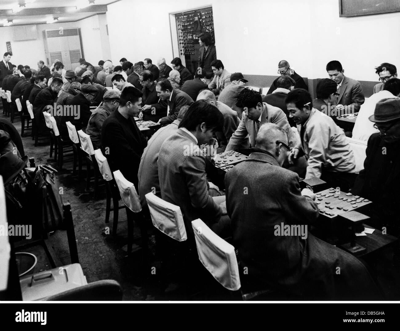 Géographie / Voyage, Japon, personnes, hommes dans une salle de jeu à Osaka, Kamagasaki, 1971, droits-supplémentaires-Clearences-non disponible Banque D'Images