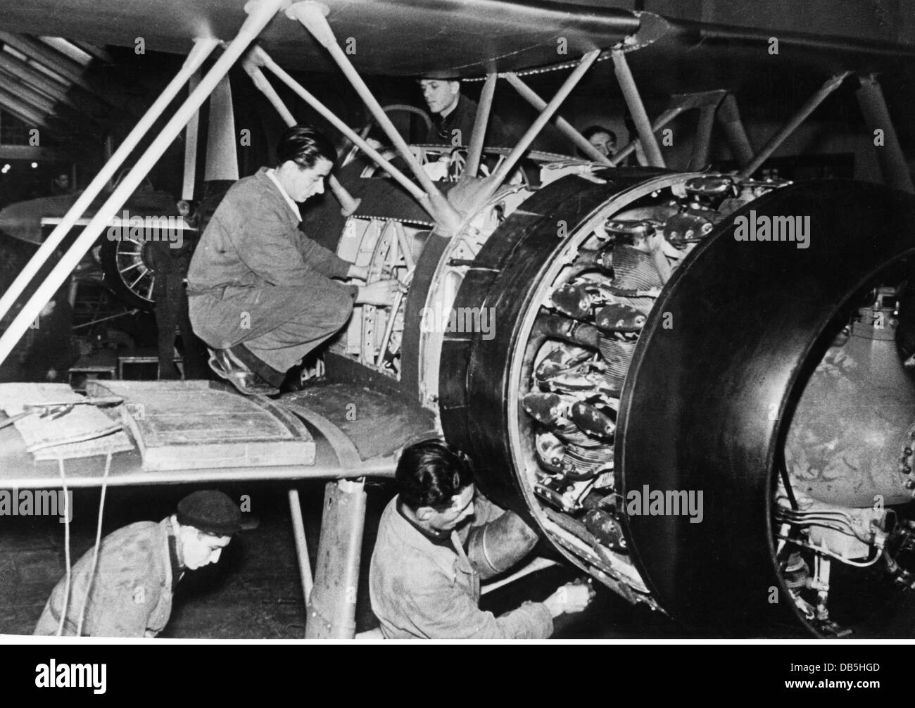 Evénements, Seconde Guerre mondiale / Seconde Guerre mondiale, Italie, industrie de l'armement, moteur d'avion Fiat A.74 est monté sur un avion de chasse Fiat C.R.42 'Falco', vers 1940, droits supplémentaires-Clearences-non disponible Banque D'Images