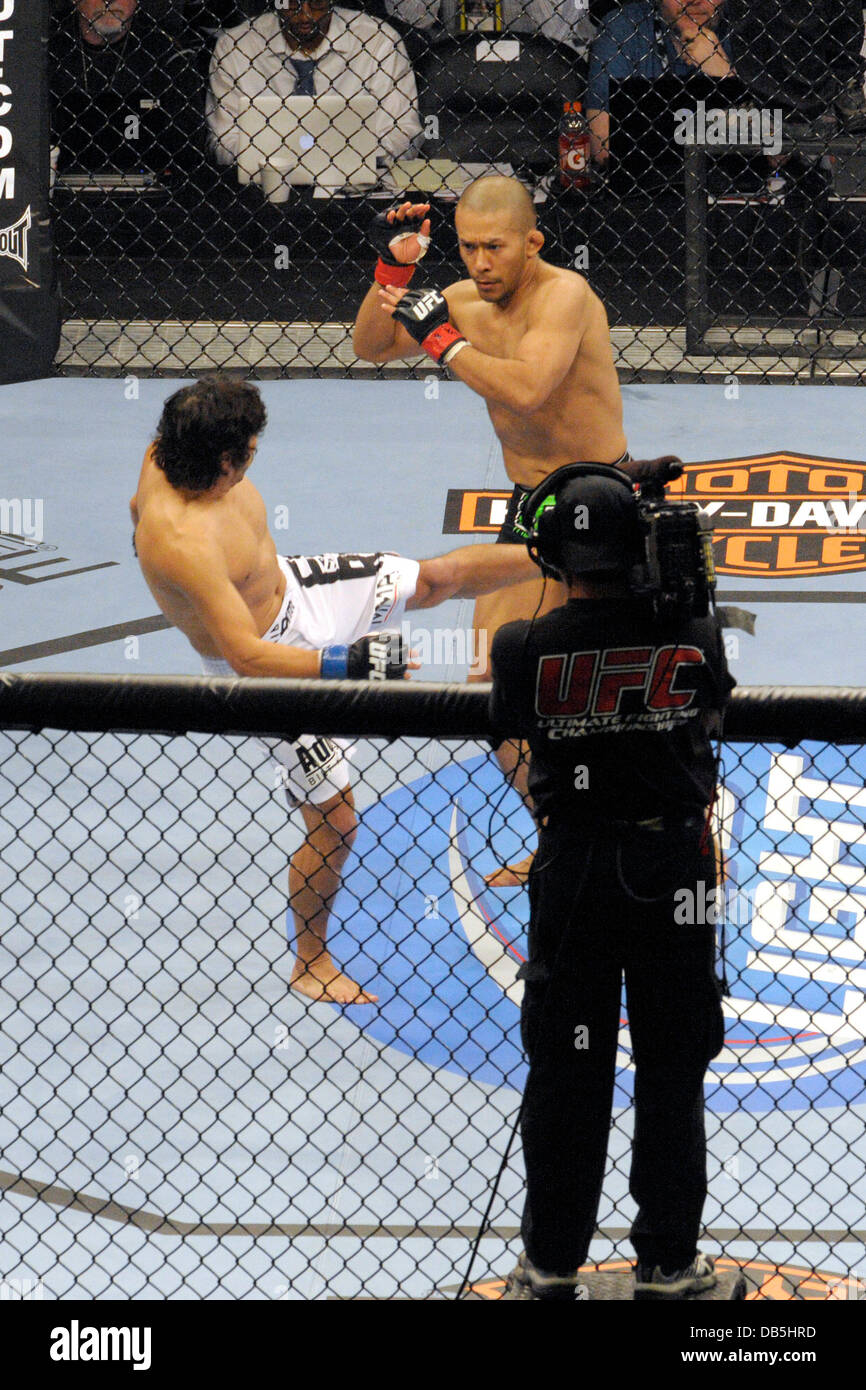 Charlie Valencia vs Ivan Menjivar Poids welter UFC 129 - Bout tenu au Centre Rogers. Toronto, Canada - 30.04.11 Banque D'Images