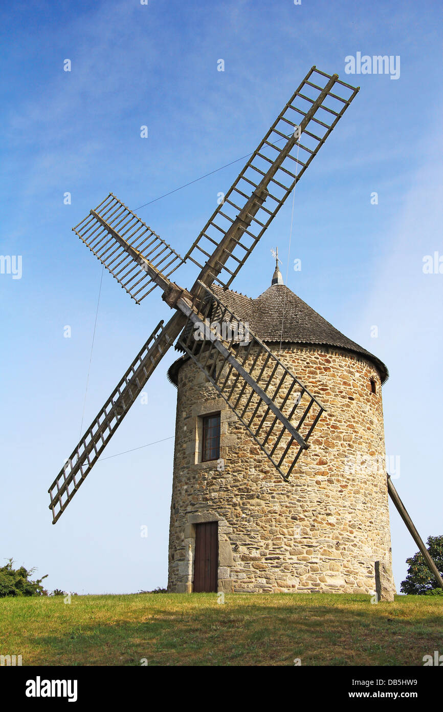 Ancien moulin à vent traditionnel en Normandie, France Banque D'Images