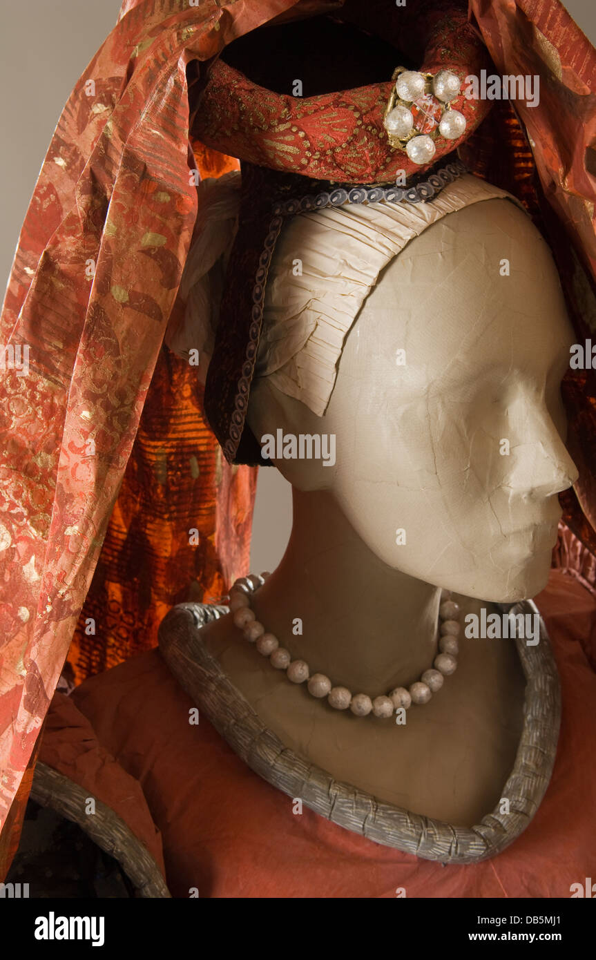 Détail de coiffure mannequin en costume robe de papier Banque D'Images