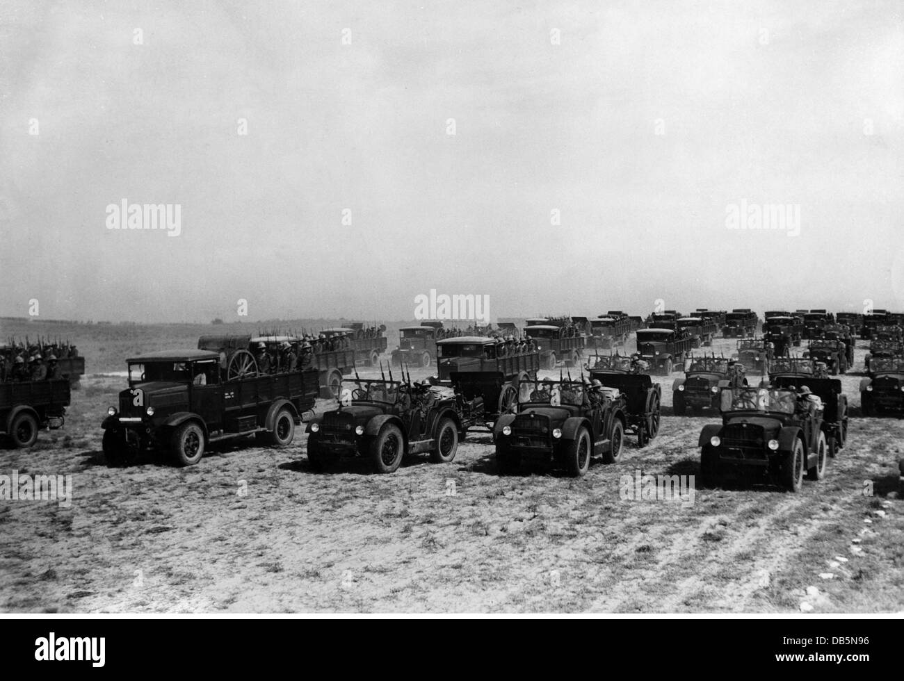 Militaire, Italie, artillerie, artillerie italienne motorisée lors d'un défilé en Libye, 13.4.1939, à l'occasion d'une visite du maréchal Hermann Goering, droits additionnels-Clearences-non disponible Banque D'Images