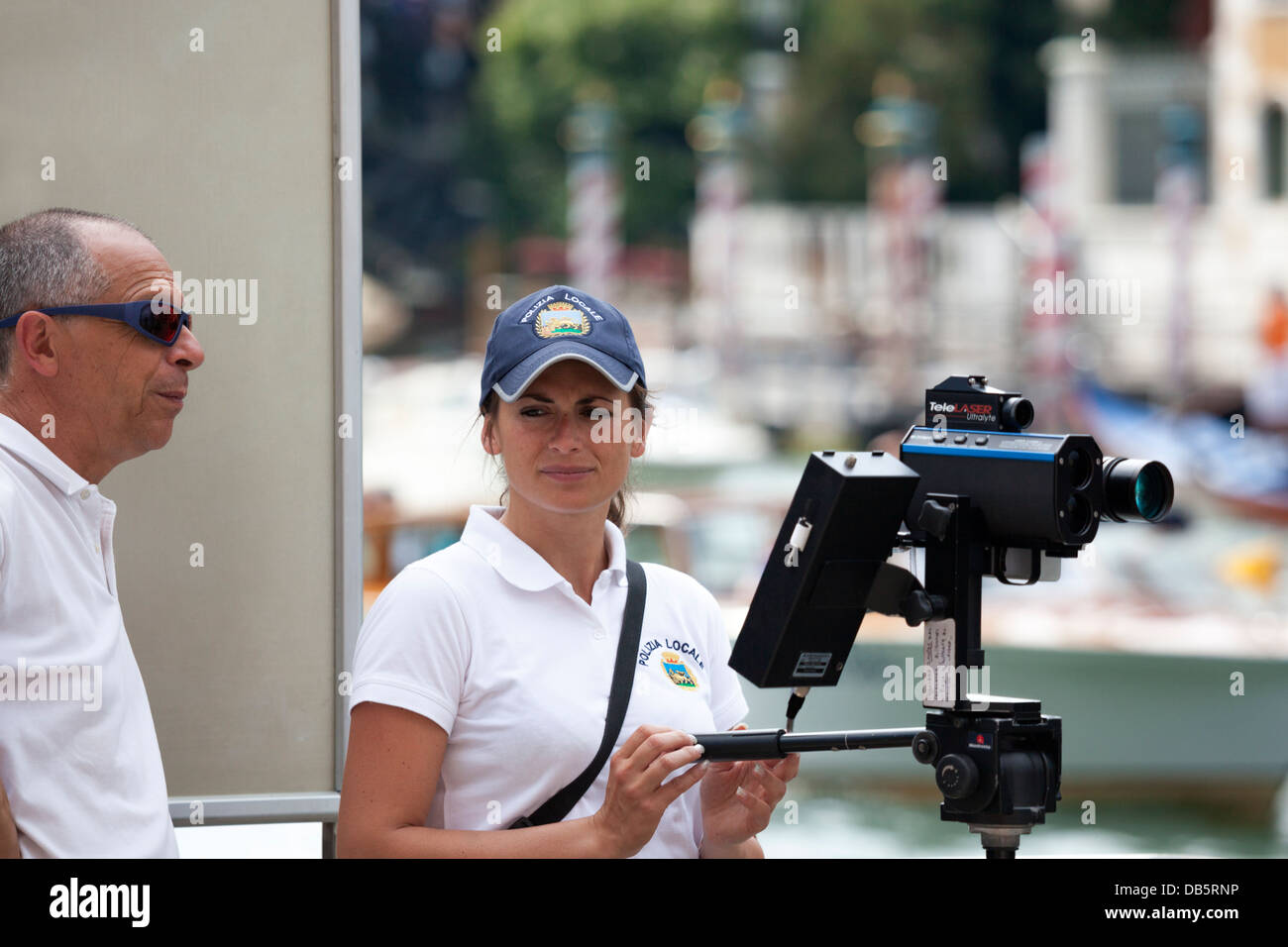 À Venise, policiers locaux contrôle de la vitesse autorisée sur le Grand Canal avec l'aide d'une caméra de vitesse radar (Italie). Banque D'Images