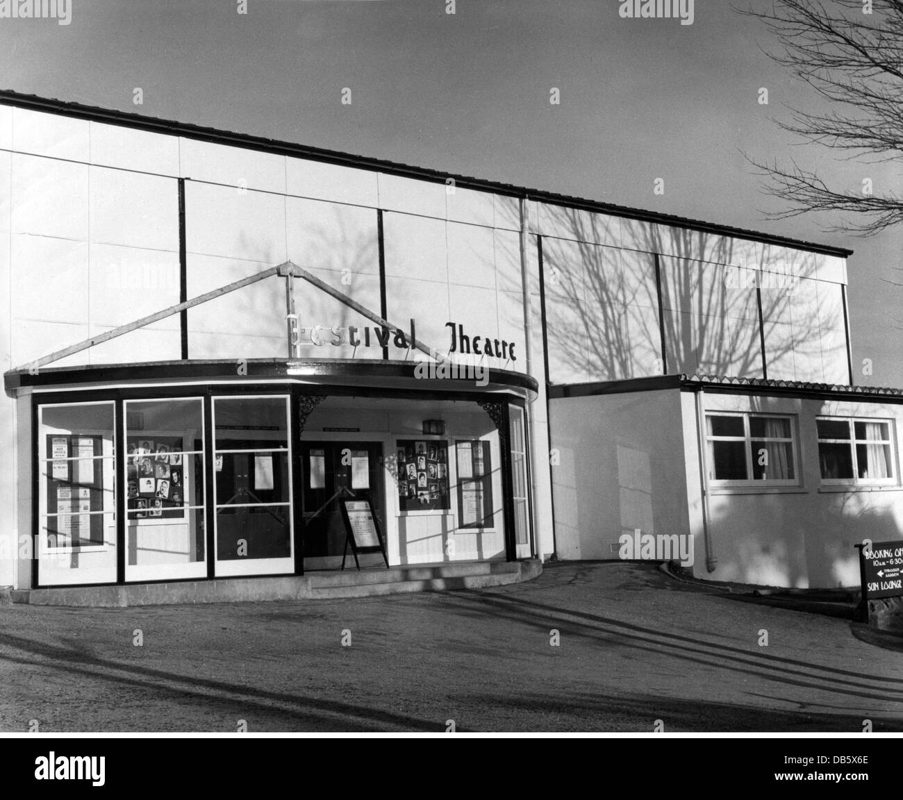 Géographie / voyage, Grande-Bretagne, Perthshire, théâtre / théâtre, Pitlochry Festival Theatre, vue extérieure, années 1960, années 1960, 20e siècle, historique, historique, Europe, Europe de l'Ouest, Écosse, bâtiment, bâtiments, architecture, salle de festival, salles de festival, entrée principale, droits supplémentaires-Clearences-non disponible Banque D'Images