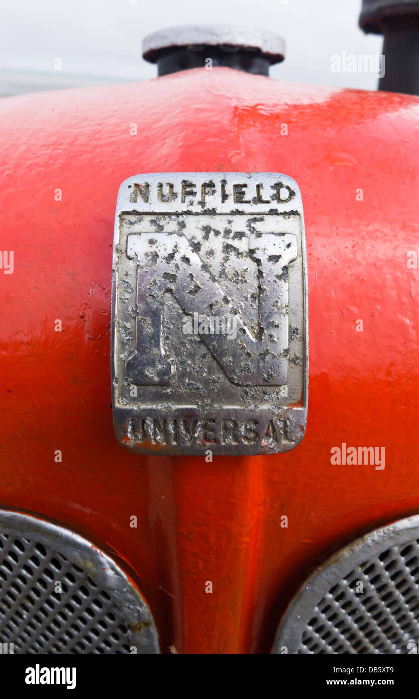 'Badge' UNIVERSEL Nuffield sur la face avant d'un vieux tracteur. Banque D'Images