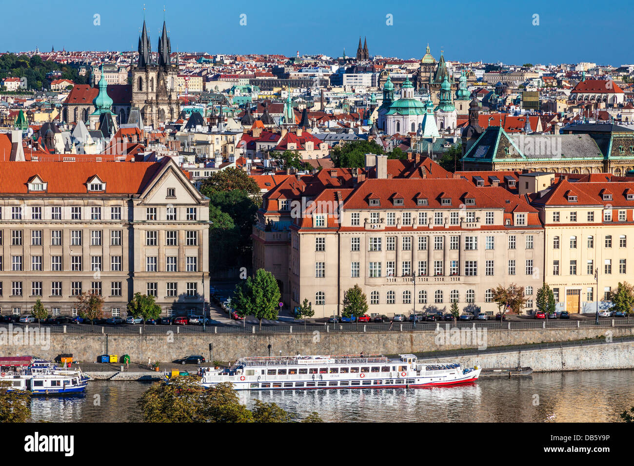 Vue sur la vieille ville de Prague avec les deux clochers de l'église de Tyn sur la gauche. Banque D'Images