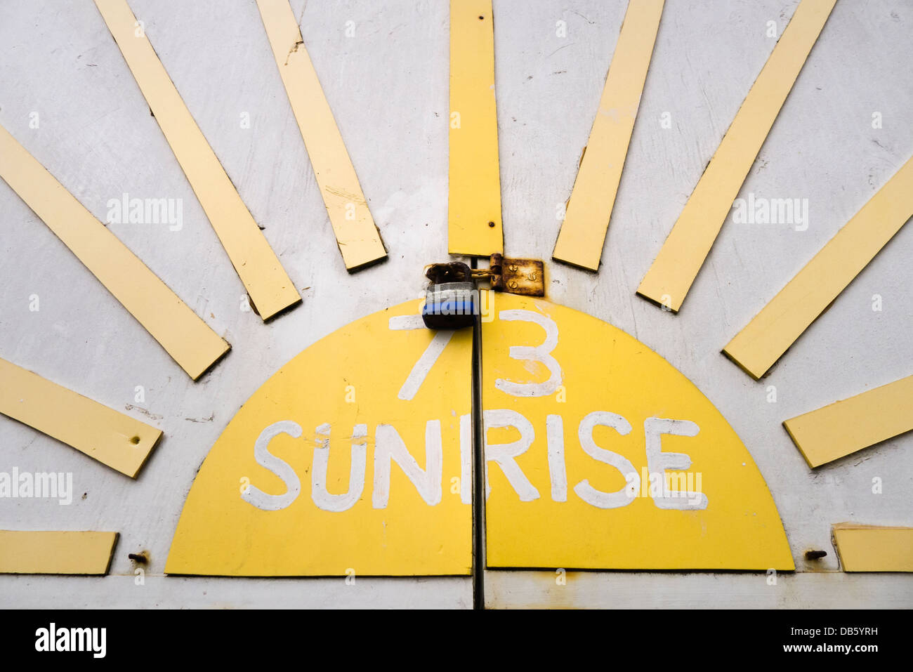 Conception de haut niveau représentant le lever du soleil sur une cabane de plage en bois avec volets roulants. cadenassé Banque D'Images