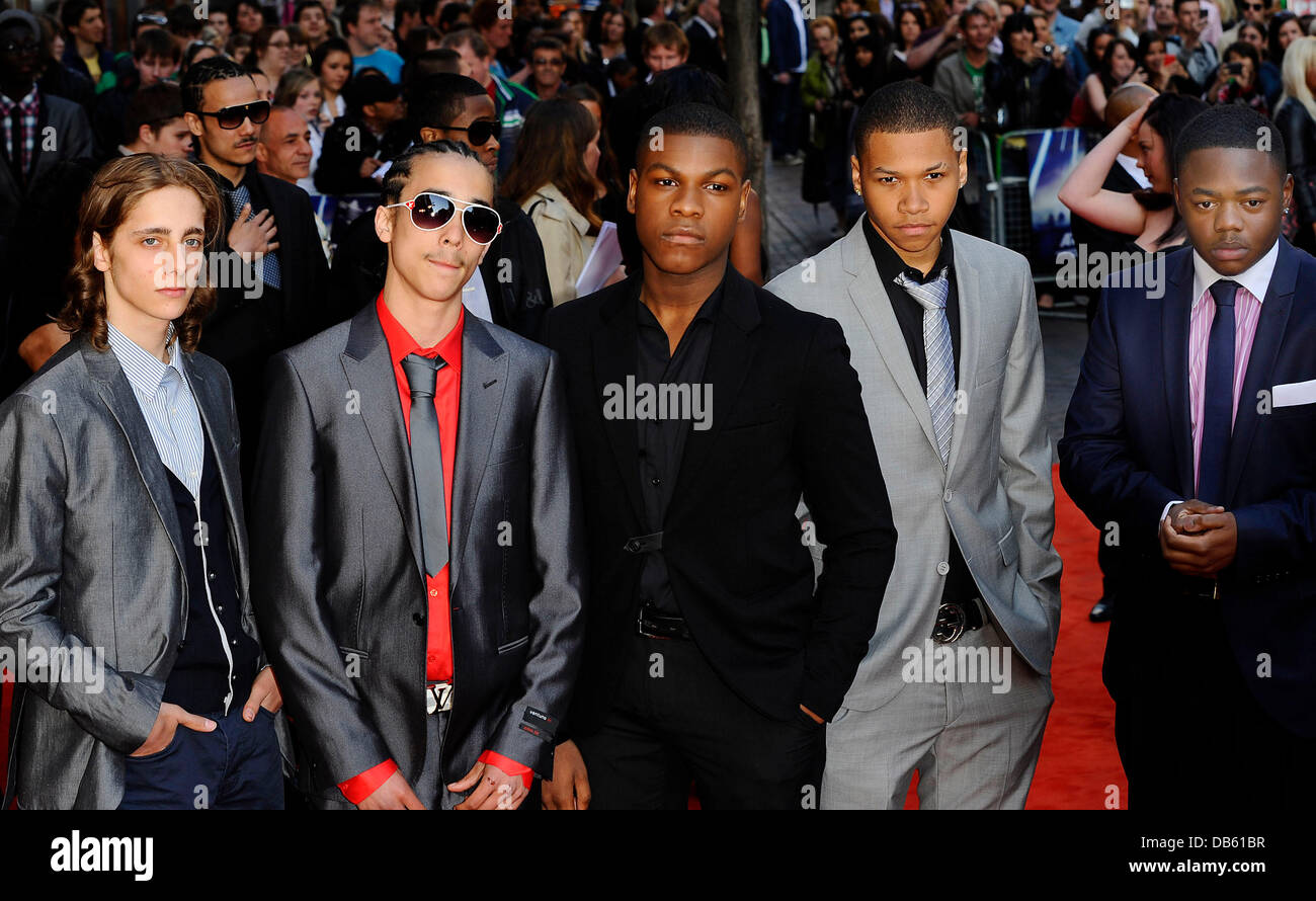 Leeon Jones, Franz Drameh, John Boyega, Alex Esmail et Simon Howard à l'UK premiere de "attaque le billot, Vue West End. Londres, Angleterre - 04.05.11 Banque D'Images