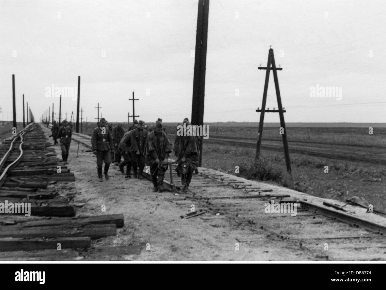 Evénements, Seconde Guerre mondiale / Seconde Guerre mondiale, Union soviétique, membres d'une unité du Service allemand du travail du Reich (Reichsarbeitsdienst) (Abteilung K. 1/130), déployée sur le front est, changeant la voie de la voie large russe à la voie standard allemande, Ukraine, été 1941, droits additionnels-Clearences-non disponible Banque D'Images