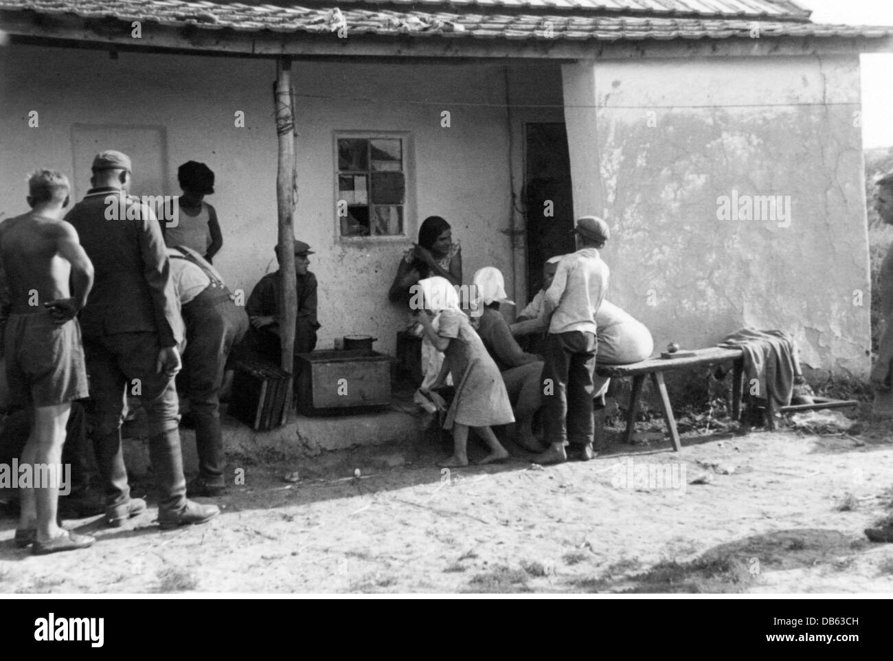 Nazisme / National socialisme, organisations, Reichsarbeitsdienst (Reich Labour Service), membres d'une unité de Reichsarbeitsdienst, déployée sur le front oriental, avec des civils ukrainiens, 1941, droits additionnels-Clearences-non disponible Banque D'Images