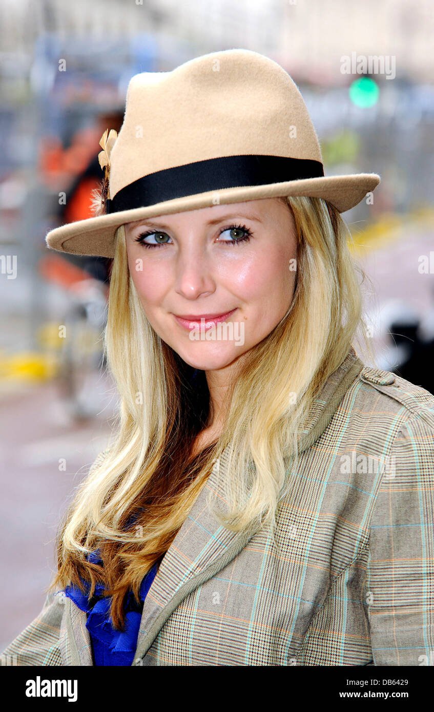 West End star Carly Stenson assiste à un photocall pour PETA à Fortnum & Mason, les exhortant à "faire le rideau final sur le foie gras'. Londres, Angleterre - 05.05.11 Banque D'Images