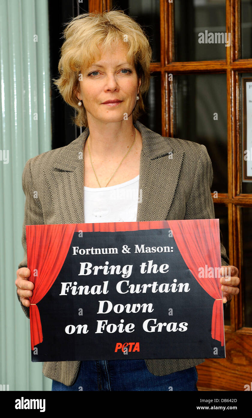 West End star Jenny Seagrove assiste à un photocall pour PETA à Fortnum & Mason, les exhortant à "faire le rideau final sur le foie gras'. Londres, Angleterre - 05.05.11 Banque D'Images