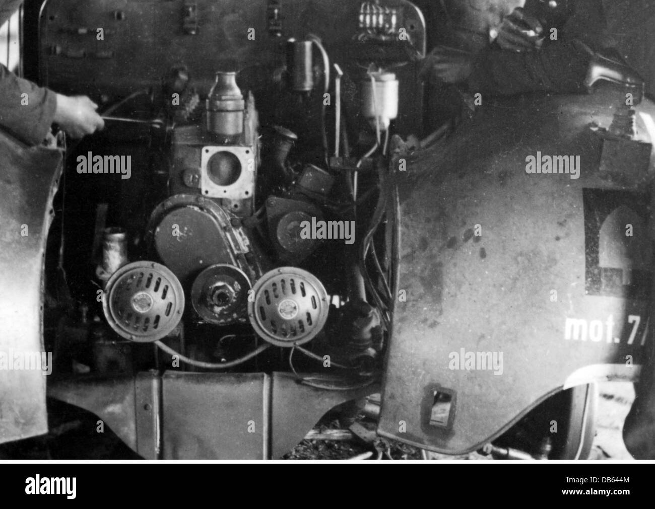 Nazisme / National socialisme, organisations, Reichsarbeitsdienst (Reich Labour Service), membres d'une unité de Reichsarbeitsdienst, déployée sur le front est, la réparation d'un véhicule, été 1941, droits additionnels-Clearences-non disponible Banque D'Images