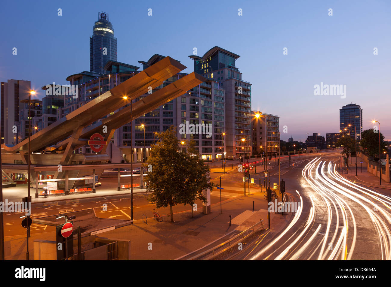 Vauxhall junction au nuit, Londres, Angleterre Banque D'Images