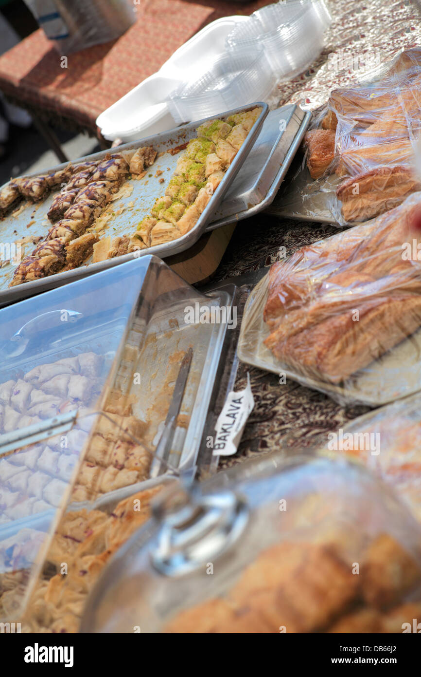 Baklava et pâtisseries assortiment sur table. Banque D'Images
