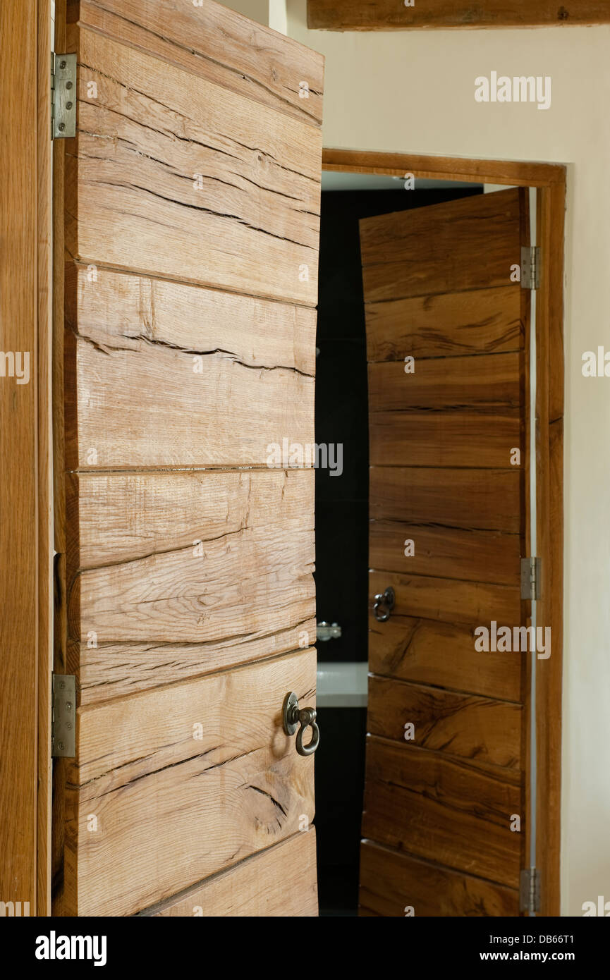 Portes en bois fabriqués à la main dans la ferme du 18ème siècle la conversion, Devon Banque D'Images