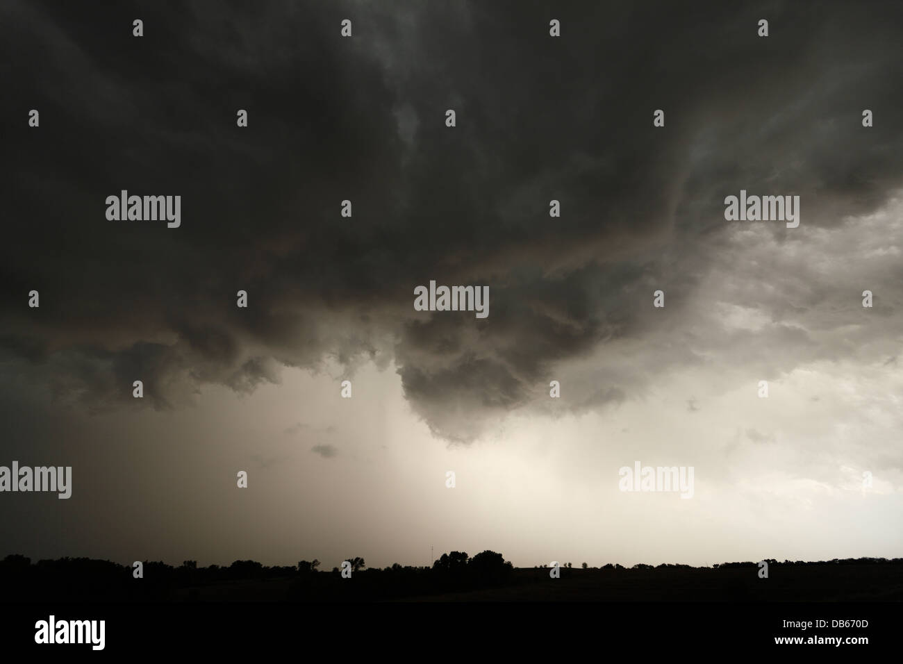 Entonnoir faible sous mur de nuages d'orage. Banque D'Images Entonnoir faible sous mur de nuages d'orage. Banque D'Images