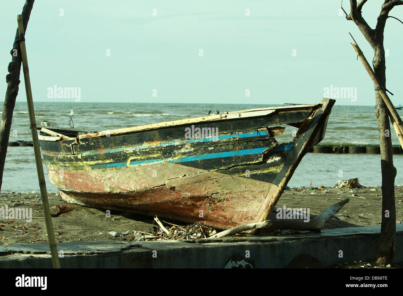 Un bateau cassé dans la plage du parc Banque D'Images