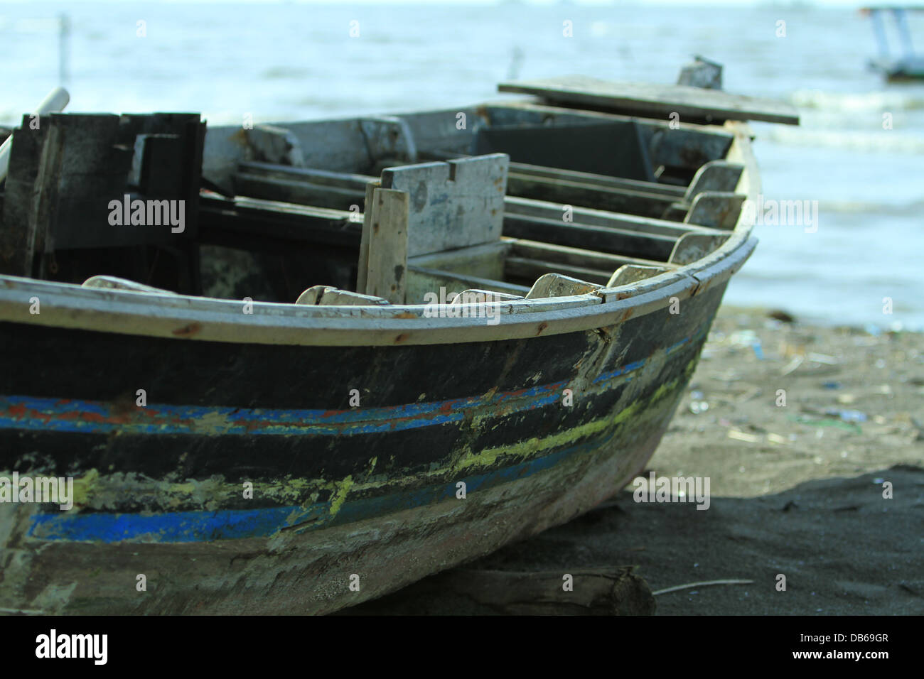 Un bateau dans la plage Banque D'Images