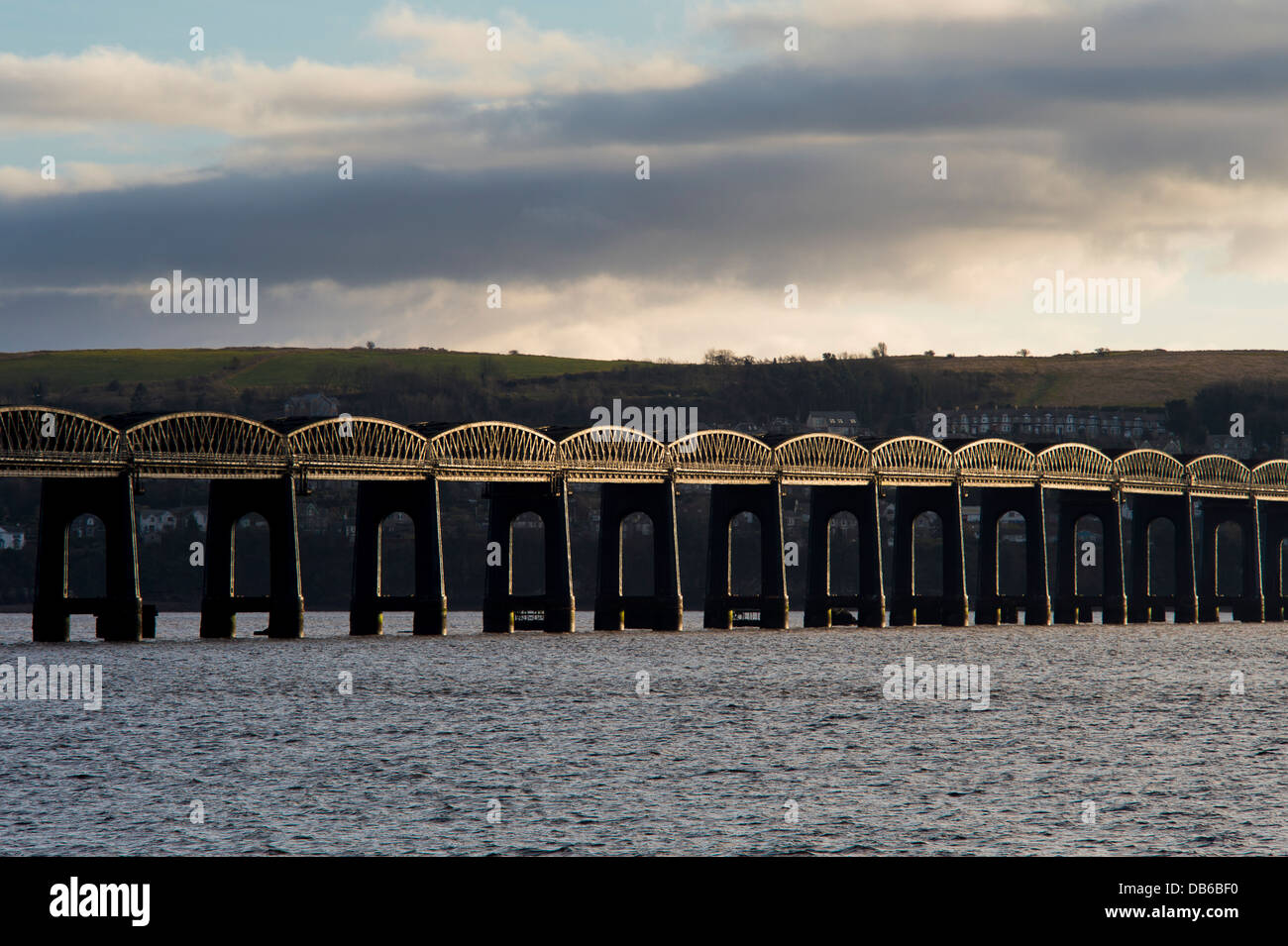 L'emblématique Tay Rail Bridge enjambant le Firth of Tay, l'Écosse. Banque D'Images