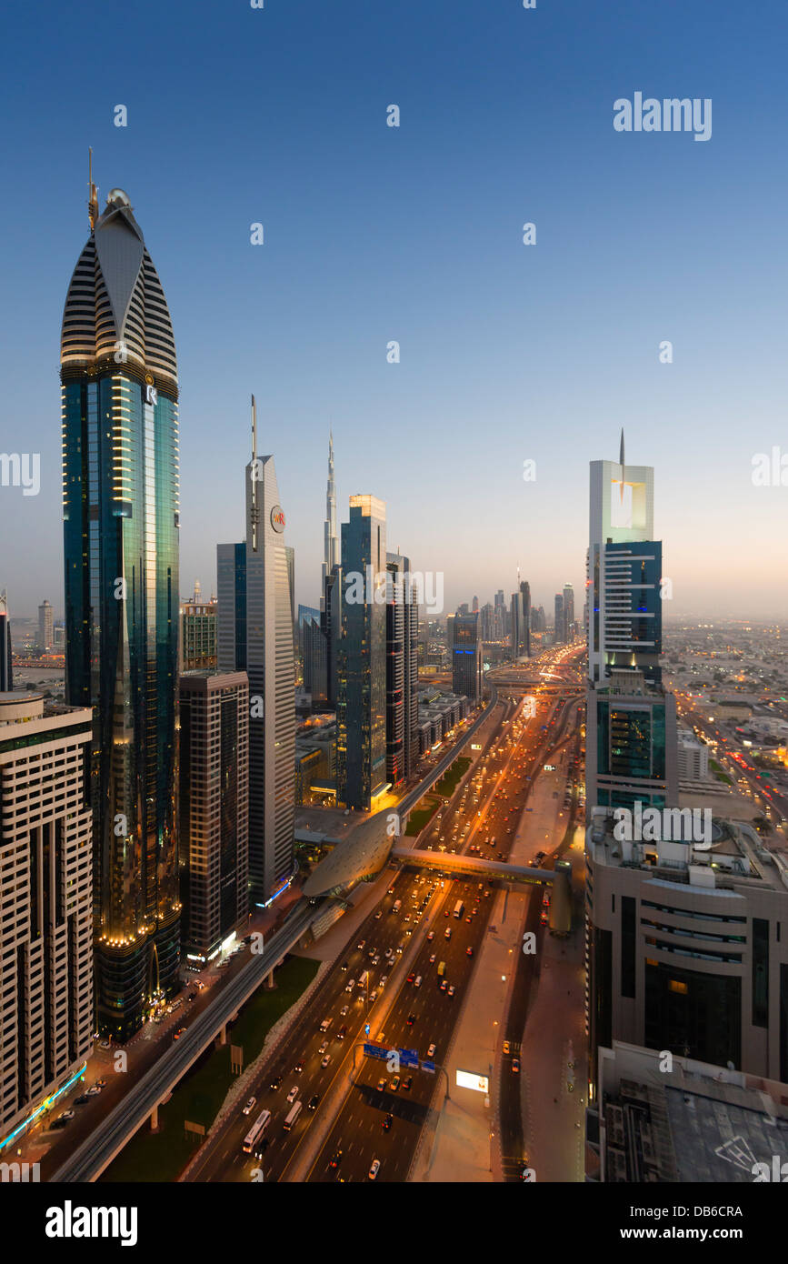 Vue sur l'horizon de gratte-ciel en soirée le long de la route Sheikh Zayed à Dubaï Émirats Arabes Unis ÉMIRATS ARABES UNIS Banque D'Images