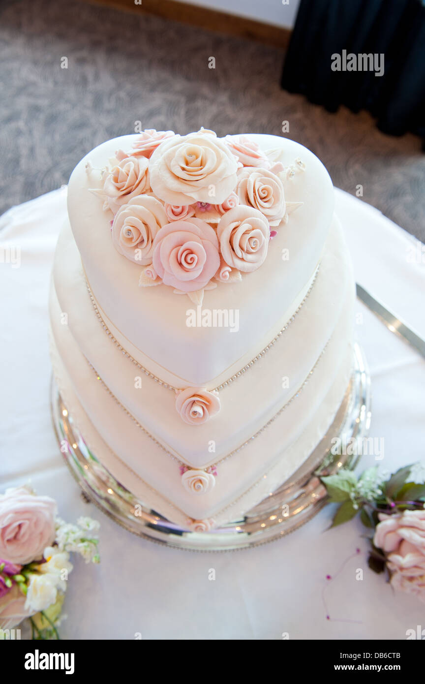 Trois Niveaux D Un Gateau De Mariage En Forme De Coeur Dans Des Tons De Rose Avec Fleurs Et Strass Detail Photo Stock Alamy