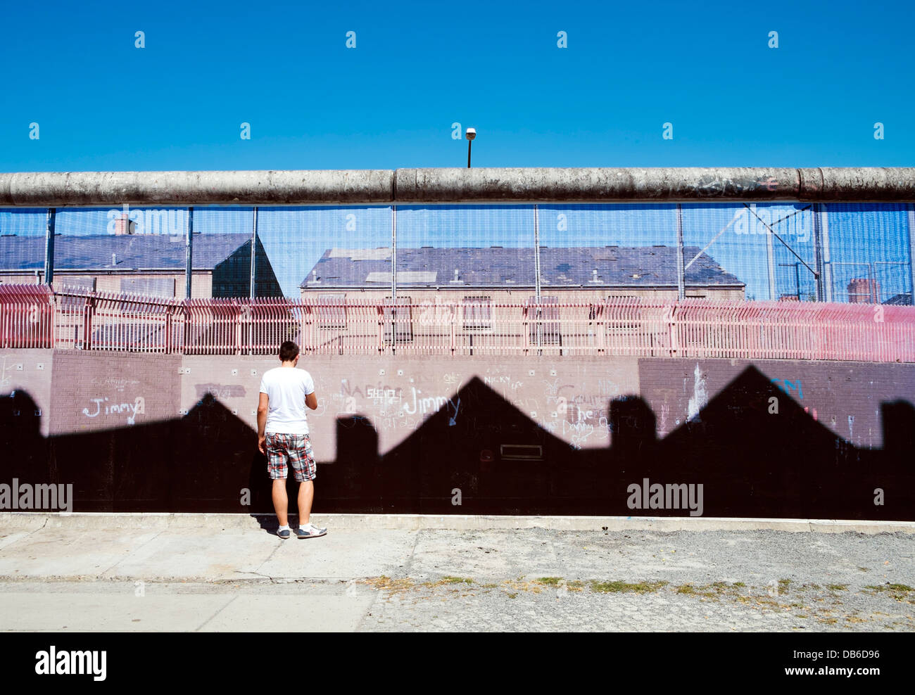 Exposition de photos par Kai Wiedenhofer intitulée sur le mur affiche sur mur de Berlin à l'East Side Gallery à Berlin Allemagne Banque D'Images