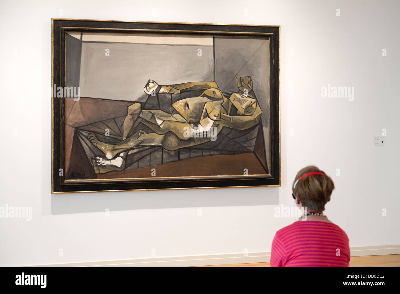 Visiteur à la peinture de Picasso à Dora Maar aux ongles verts au Musée Berggruen à Berlin Allemagne Banque D'Images