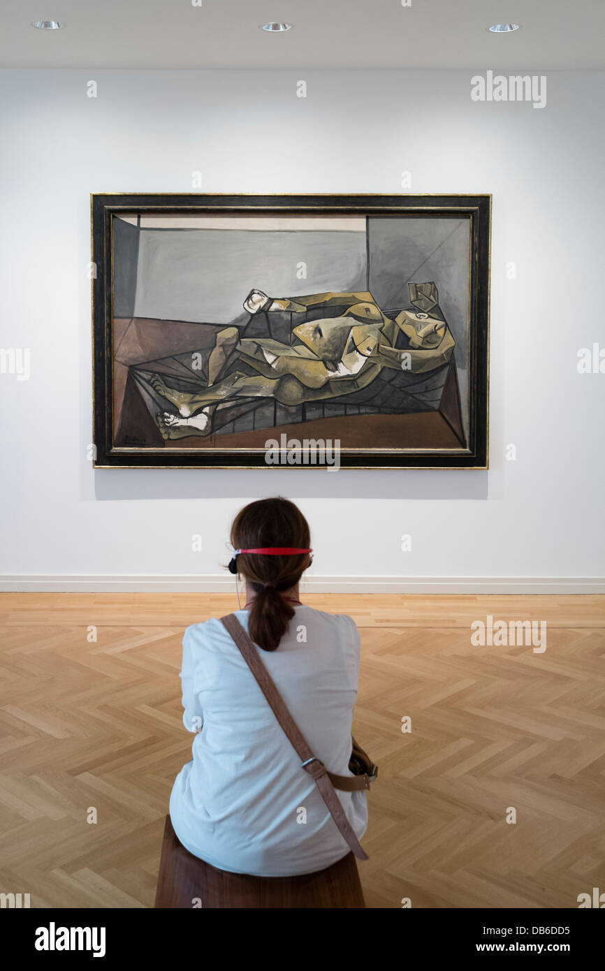 Visiteur à la peinture de Picasso à Dora Maar aux ongles verts au Musée Berggruen à Berlin Allemagne Banque D'Images