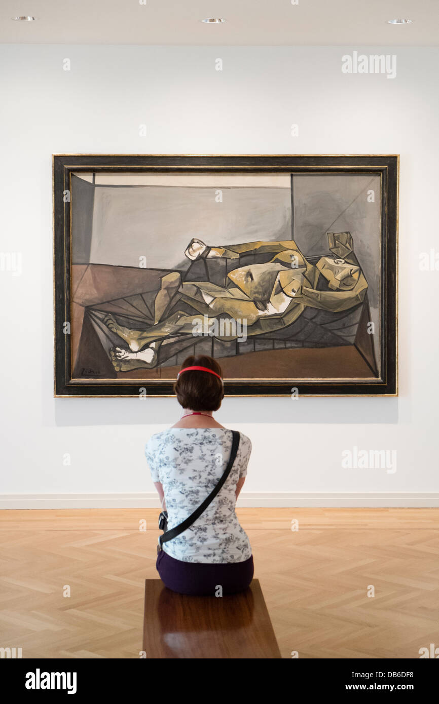 Visiteur à la peinture de Picasso à Dora Maar aux ongles verts au Musée Berggruen à Berlin Allemagne Banque D'Images