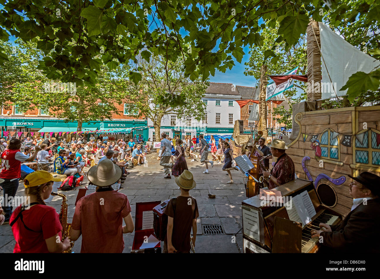 Le chant et la danse La danse de rue dans le centre de York North Yorkshire. Banque D'Images
