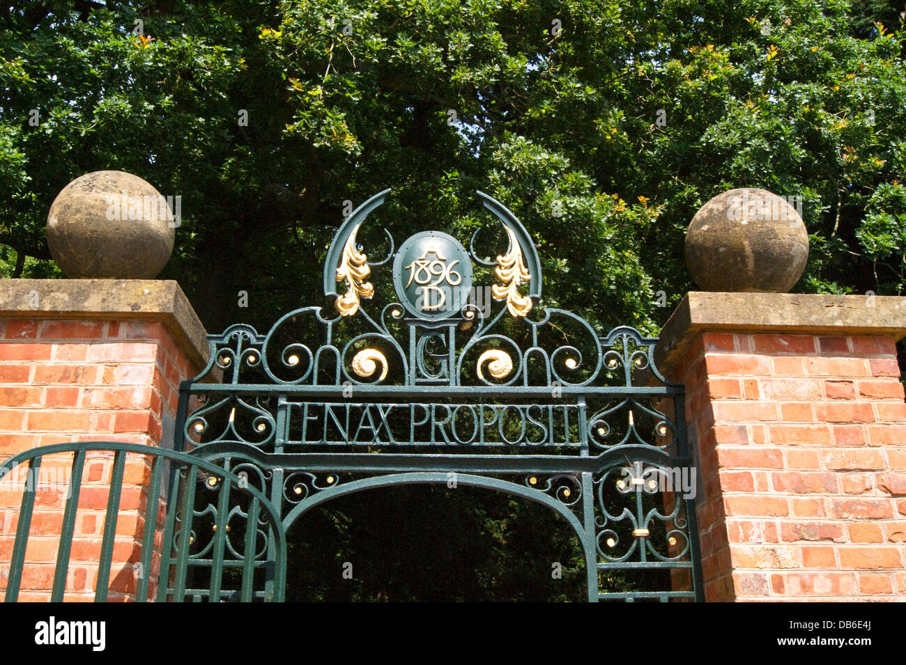 Tyntesfield House, porte en fer forgé avec 'TENAX PROPOSITI', la devise de William Gibbs, 1867-77, Wraxall, Somerset, Angleterre Banque D'Images