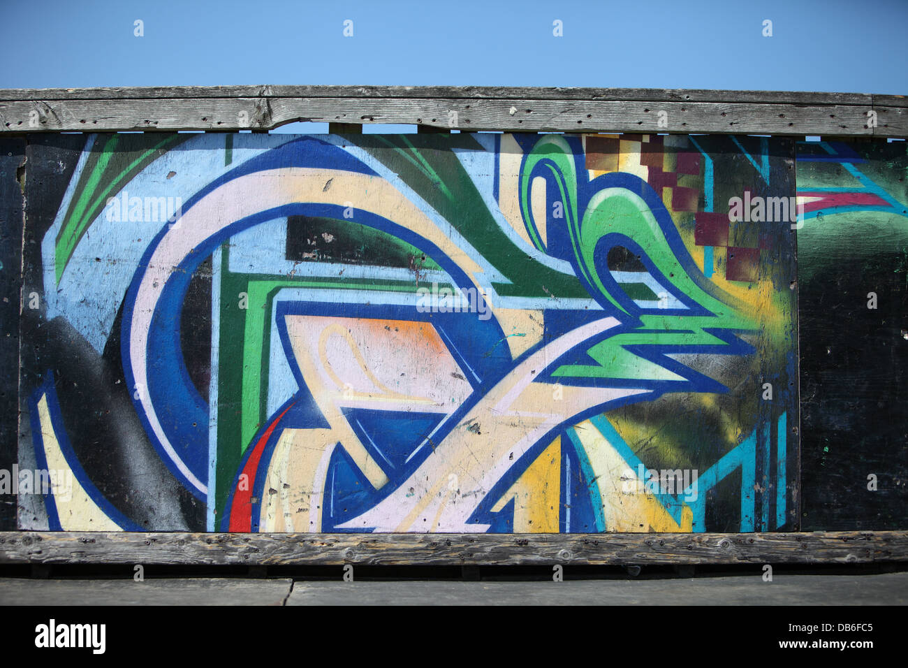 Sur le mur peint des graffitis dans les skate park Banque D'Images