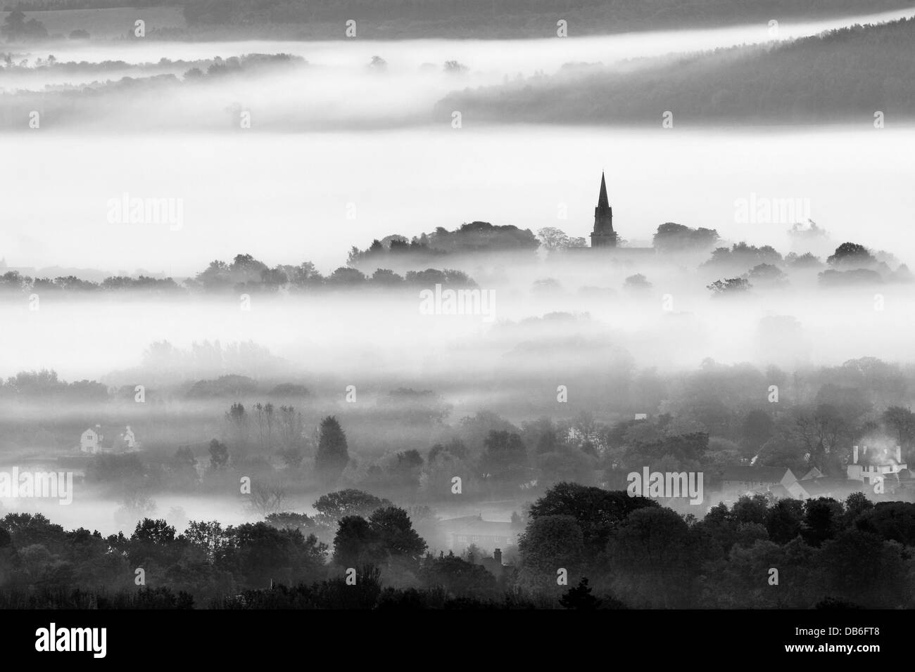 La brume remplit Wharfedale inférieur près du village de Weeton, Yorkshire du Nord, avec le clocher de l'église St Barnabas. Banque D'Images