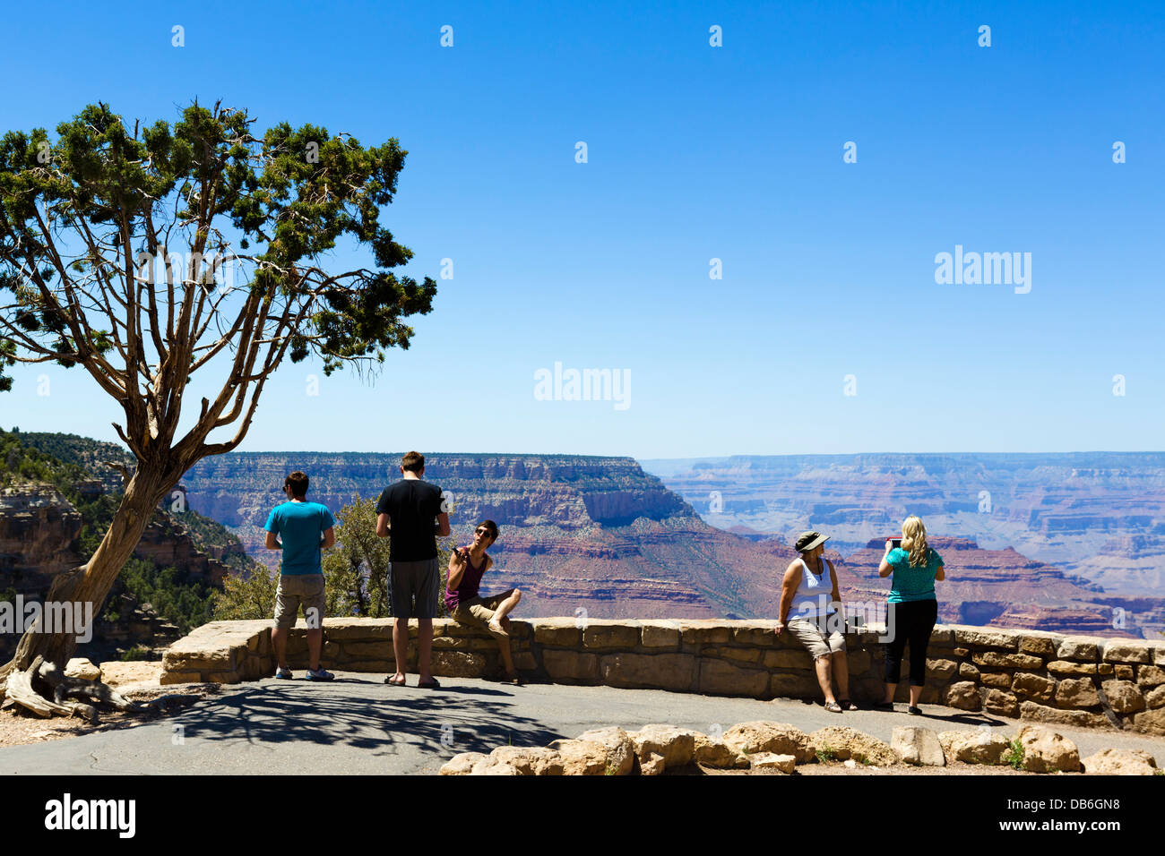 Les touristes à l'affût à Grandview Point, South Rim, le Parc National du Grand Canyon, Arizona, USA Banque D'Images