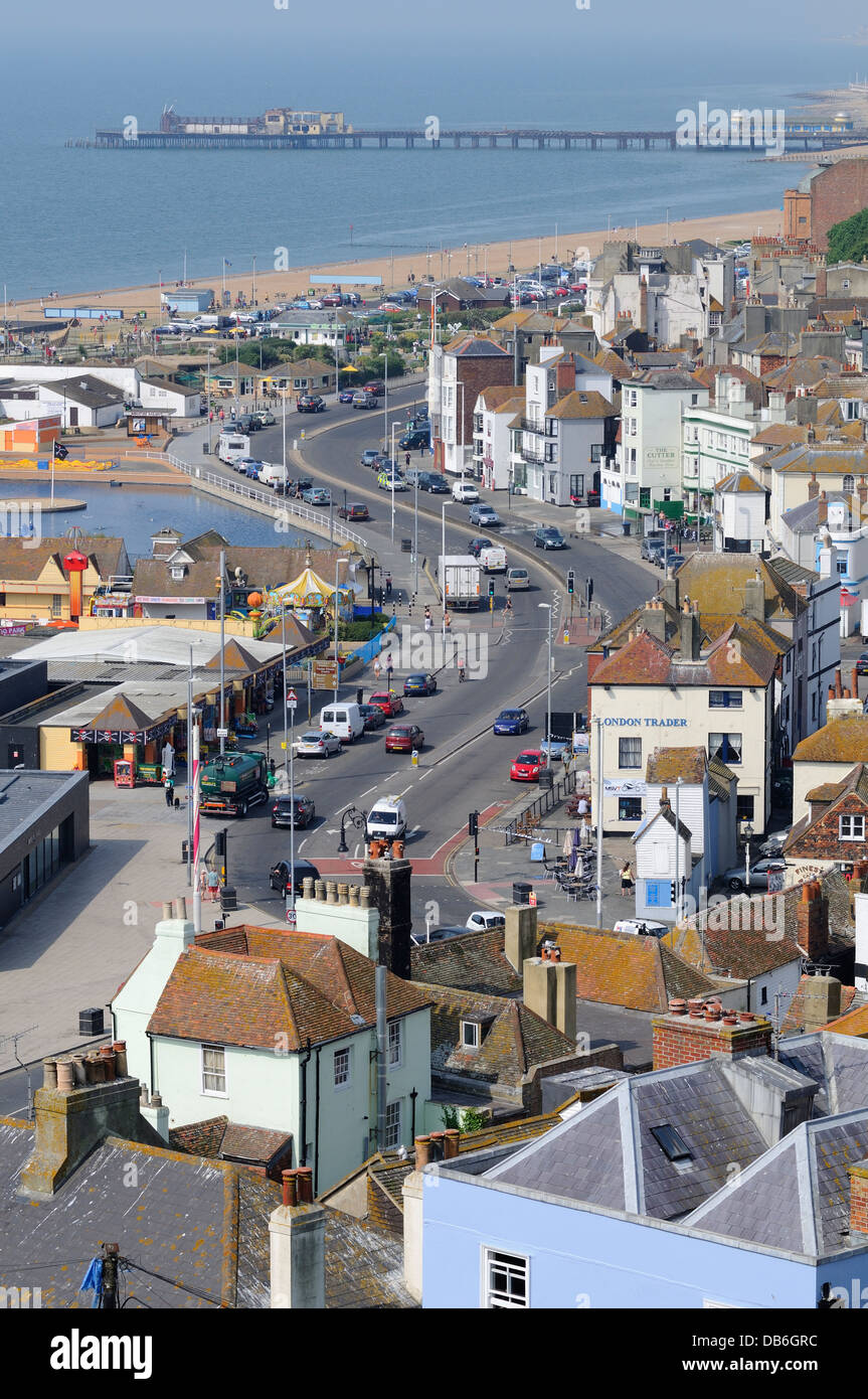 Front de mer et route côtière à Hastings, East Sussex, Royaume-Uni, depuis East Hill Banque D'Images