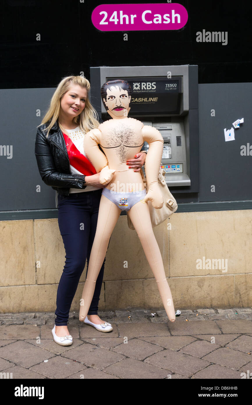 Femme avec homme gonflable poupée à hen party à Newcastle Upon Tyne, England, UK Banque D'Images