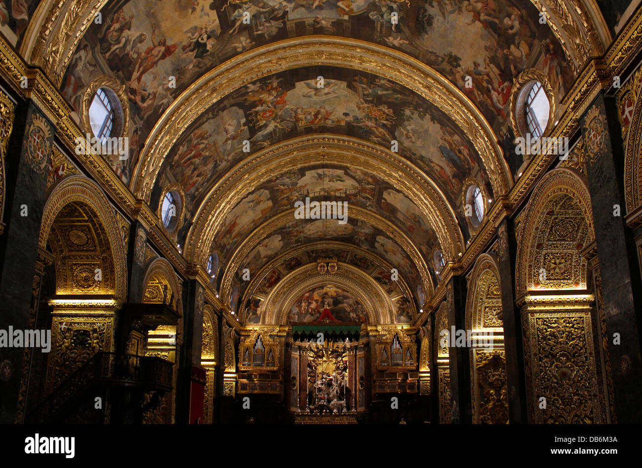 Architecture haut Baroque décorations de style à la nef du 17ème siècle catholique romaine St John's Co-cathédrale dédiée à Saint Jean Baptiste à La Valette la capitale de l'île de Malte Banque D'Images Architecture haut Baroque décorations de style à la nef du 17ème siècle catholique romaine St John's Co-cathédrale dédiée à Saint Jean Baptiste à La Valette la capitale de l'île de Malte Banque D'Images