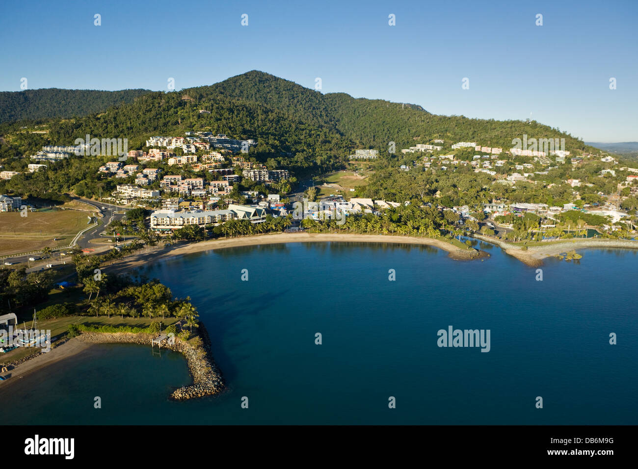 Vue aérienne de la ville d'Airlie Beach, Whitsundays, Queensland, Australie Banque D'Images