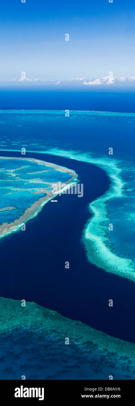 Vue aérienne de 'la rivière', un chenal profond de 200 pieds entre le récif de corail Hardys, crochet et ligne de corail. Banque D'Images