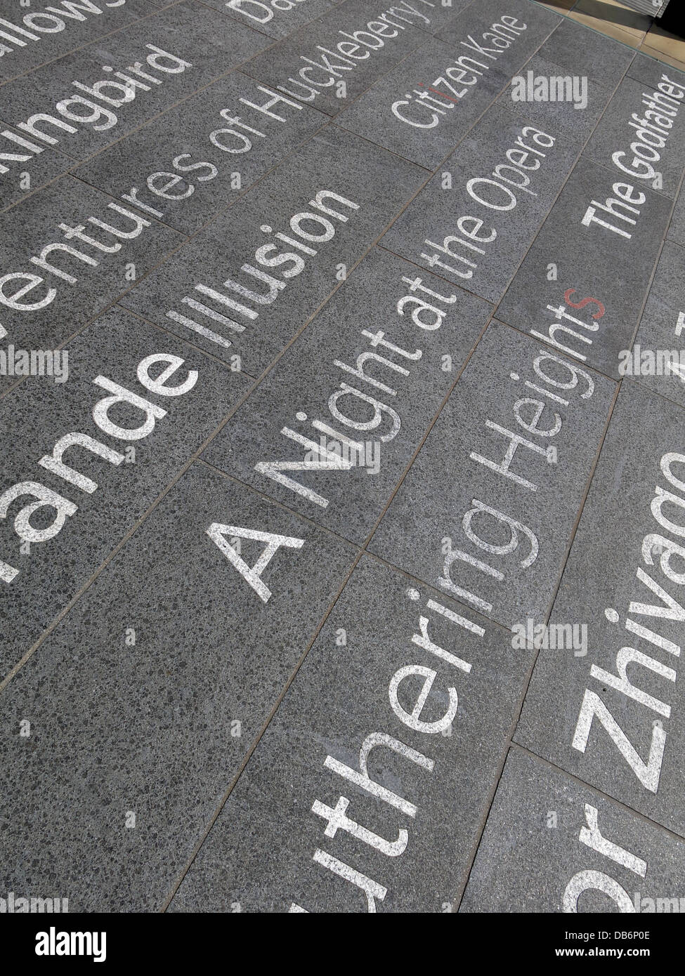 Des tuiles à l'extérieur de la bibliothèque centrale de Liverpool, gravées de titres de livres populaires, tels que Wuthering Heights et une nuit à l'Opéra Banque D'Images