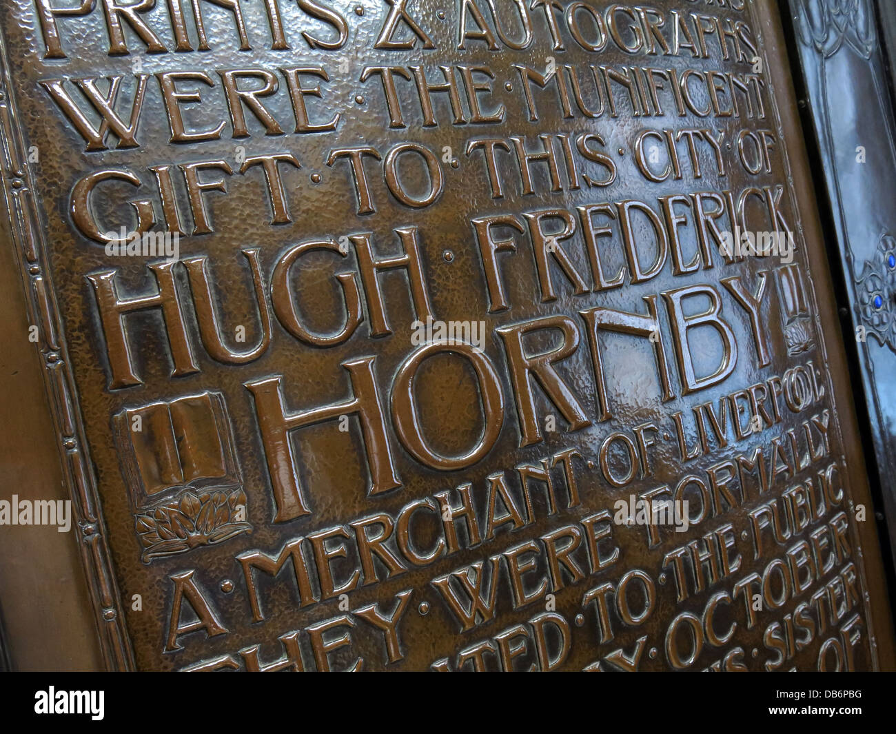 Liverpool Central Library - plaque en laiton décrivant Hugh Frederick Hornby, cadeau à la ville Banque D'Images