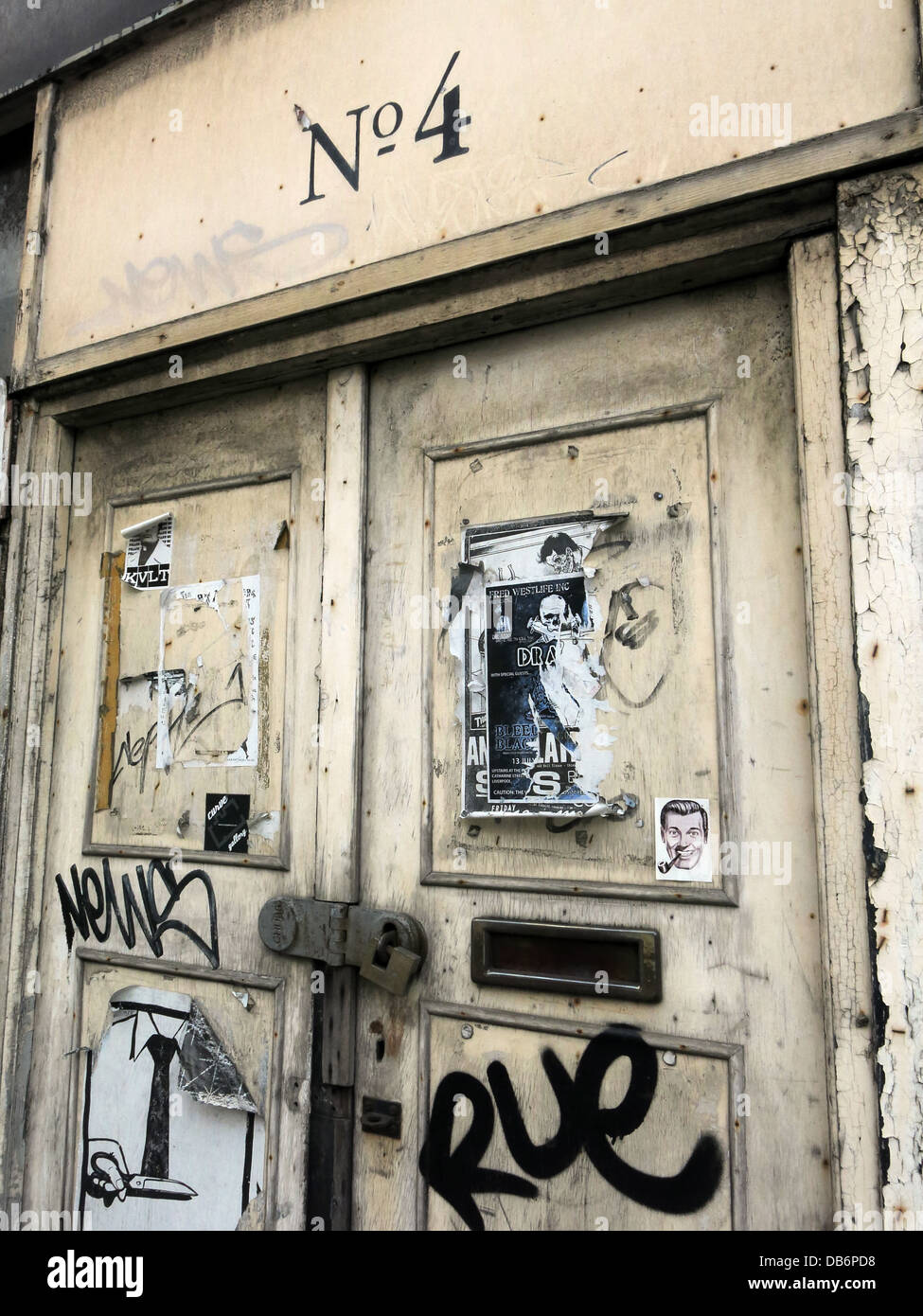 No4, vieille porte,bâtiment abandonné avec affiches, Liverpool, Merseyside, North West England, UK Banque D'Images