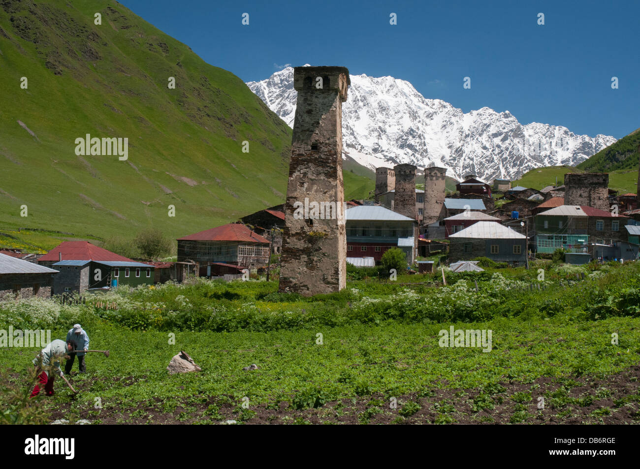 Ushguli plus haut d'Europe, habitée en permanence-village, dans la région de Svaneti à distance de la Géorgie Banque D'Images