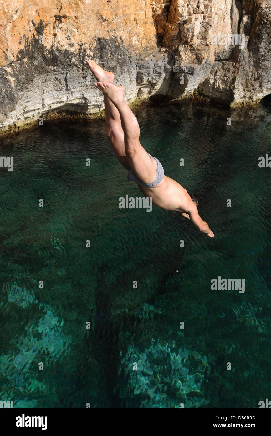 Kas, Turquie. Plongée homme off cliff. (MR) Banque D'Images