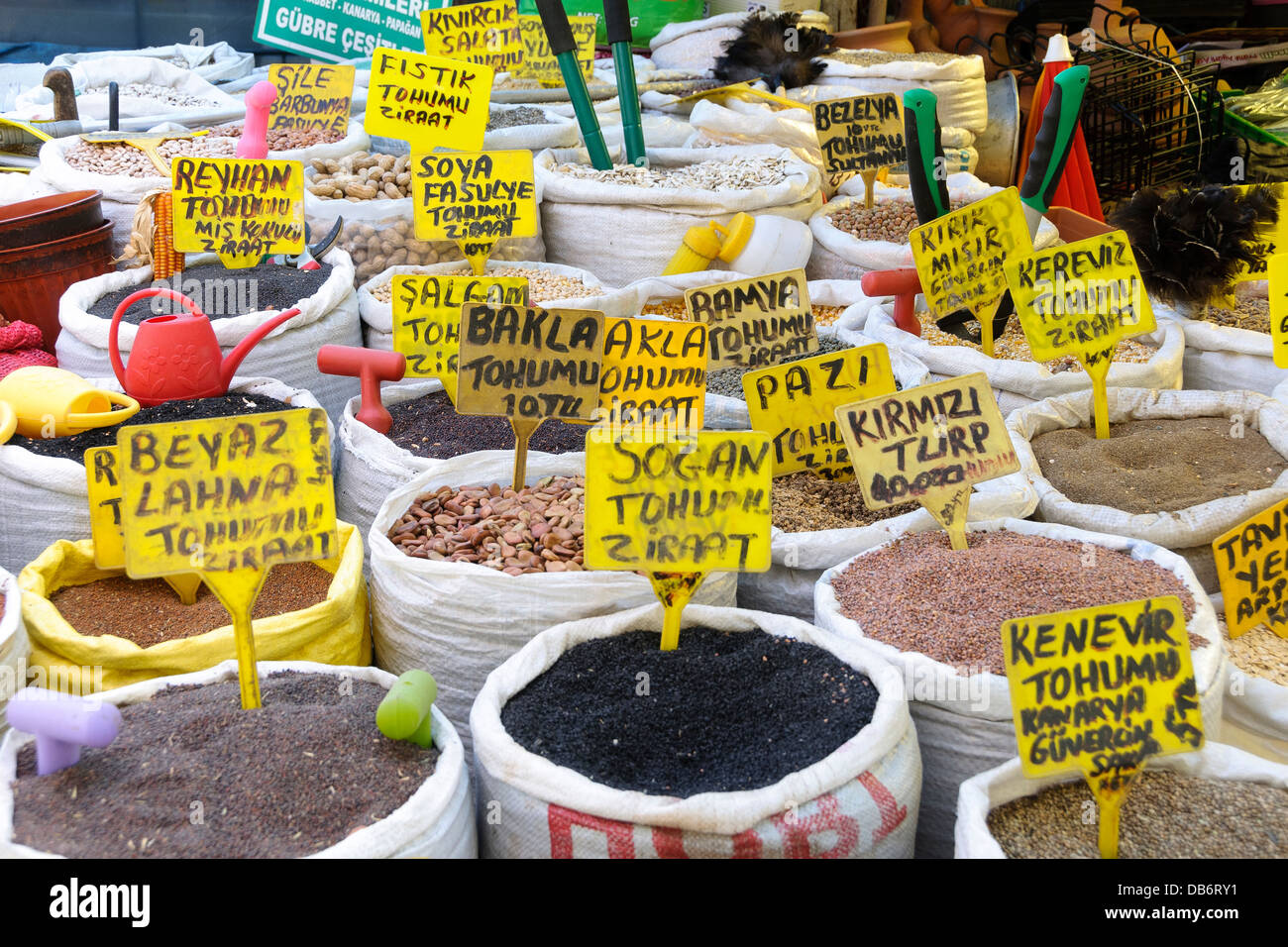 Istanbul, Turquie. Les haricots et les grains entiers pour la vente au Grand Bazar. Banque D'Images